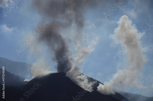 Fényképezés Erupting volcano, clouds of steam, ash and blue sky in the background, La Palma,