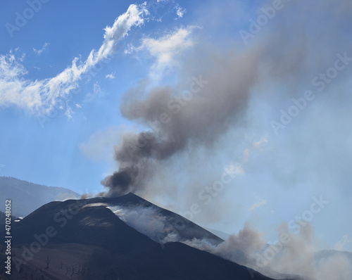 Fotótapéta Volcano in full eruption with intense blue sky in the background, La Palma, Cana