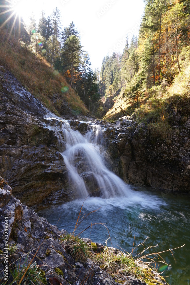 Herbstblätter und Wasserfall Herbstblätter und Wasserfall