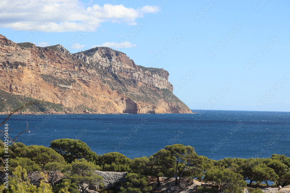 Fototapeta premium view of the sea and mountains