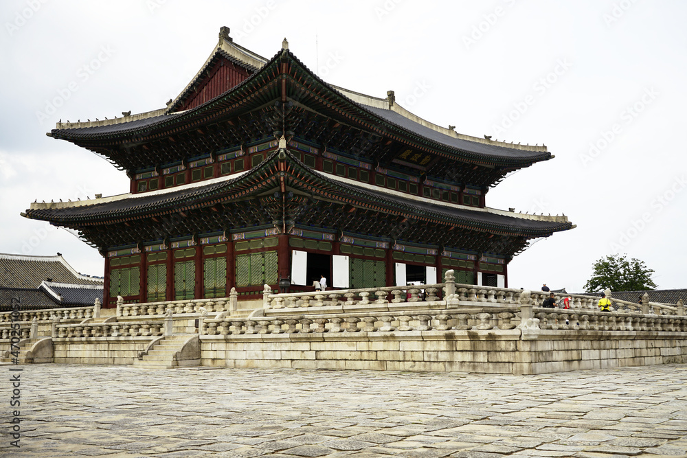 경복궁 문화재의 전통 건축물이 웅장하고 아름답습니다.