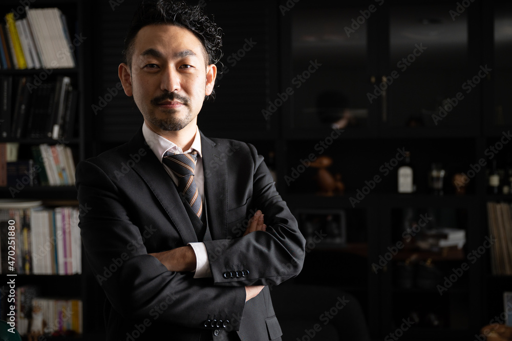 カメラ目線で微笑むハンサムな腕を組んだアジア人(日本人)ビジネスマン男性 右にコピースペースあり カメラ目線で微笑むハンサムな腕を組んだアジア人(日本人)ビジネスマン男性 右にコピースペースあり