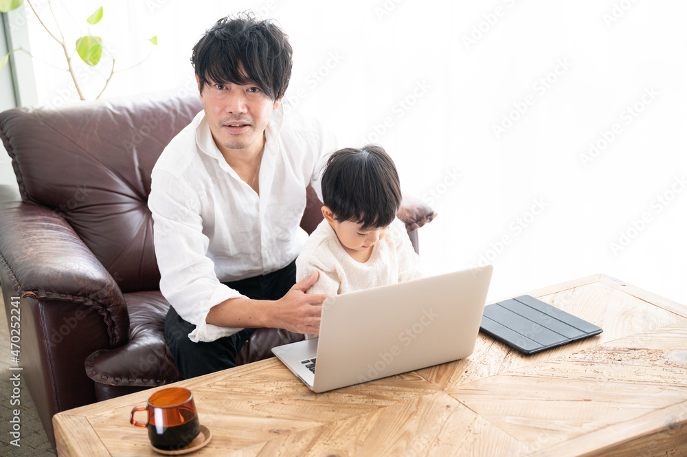 え？？ちょっと待って？？！！出かけちゃうの？？とママにすがるリモートワーク中のパパさんと何かしらのキーを押す赤子