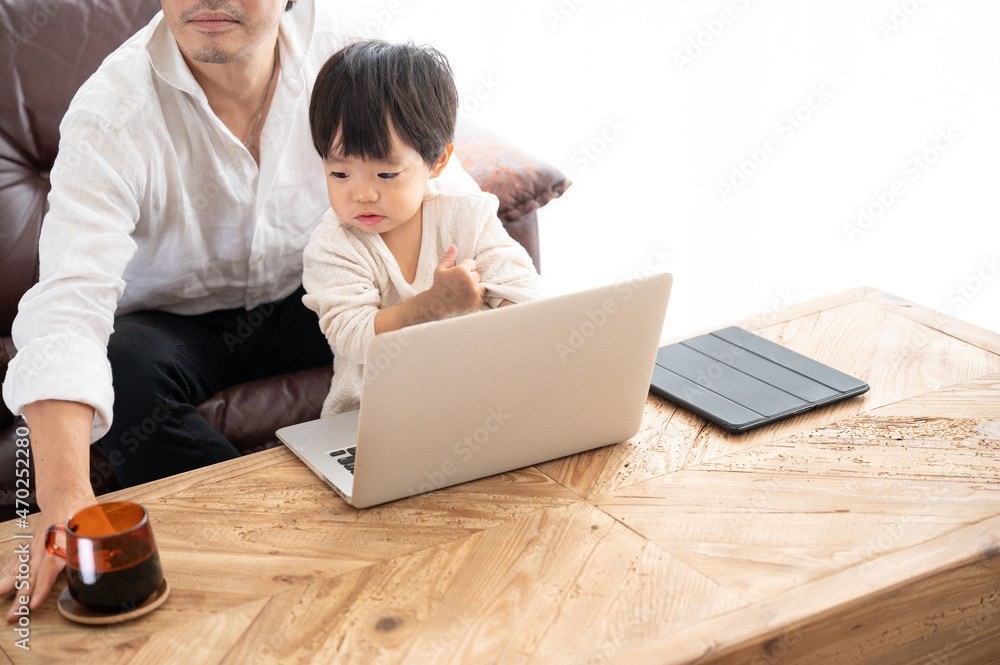 よし!次はコーヒーひっくり返しちゃおう!とパパのリモートワークの邪魔をして楽しい赤子 よし!次はコーヒーひっくり返しちゃおう!とパパのリモートワークの邪魔をして楽しい赤子