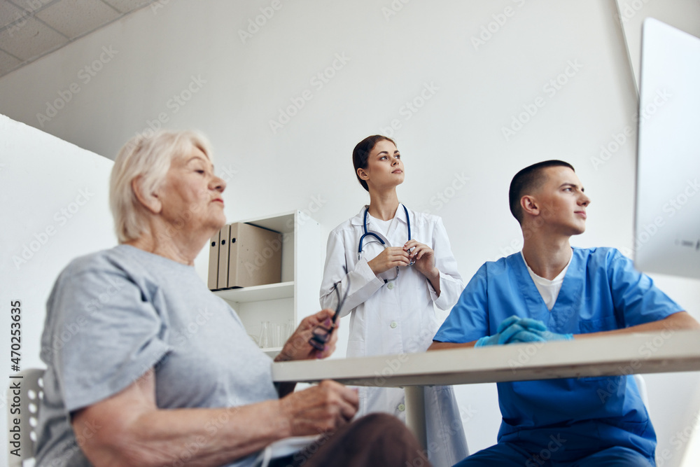 Obraz premium old woman at the doctor's and nurse's appointments health care