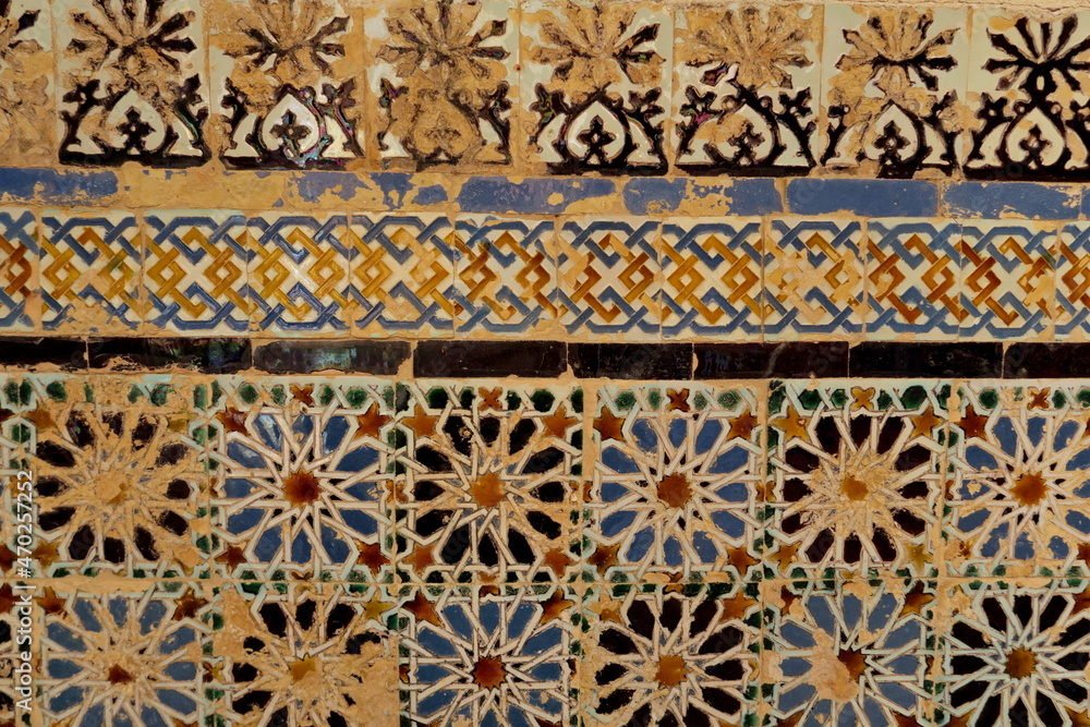 Mur recouvert d'azulejos anciens.