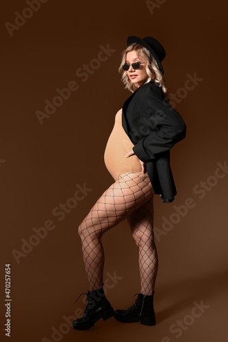 Stylish young pregnant woma...