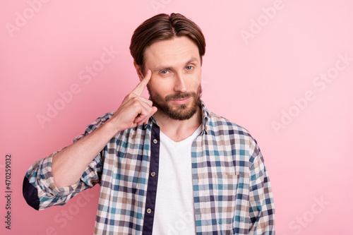 Φωτογραφία Photo of young man finger touch head think accuse blame stupid idiot isolated ov