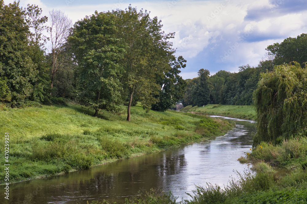 Ufer und Fluss Nahle im Auwald, Leipzig, Sachsen, Deutschland Ufer und Fluss Nahle im Auwald, Leipzig, Sachsen, Deutschland