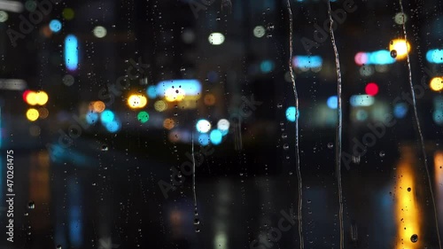 窓にあたる雨の水滴 夜の街角  北海道札幌市