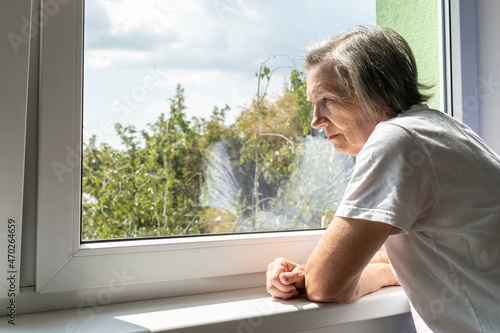 Fotografia sad senior woman female alone home closeup depressed coronavirus isolation widow