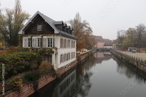 Canal dans le quartier surnommé "la petite France" en automne, ville de Strasbourg, département du Bas Rhin, Alsace, France