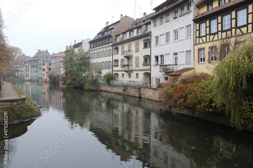 Canal dans le quartier surnommé "la petite France" en automne, ville de Strasbourg, département du Bas Rhin, Alsace, France
