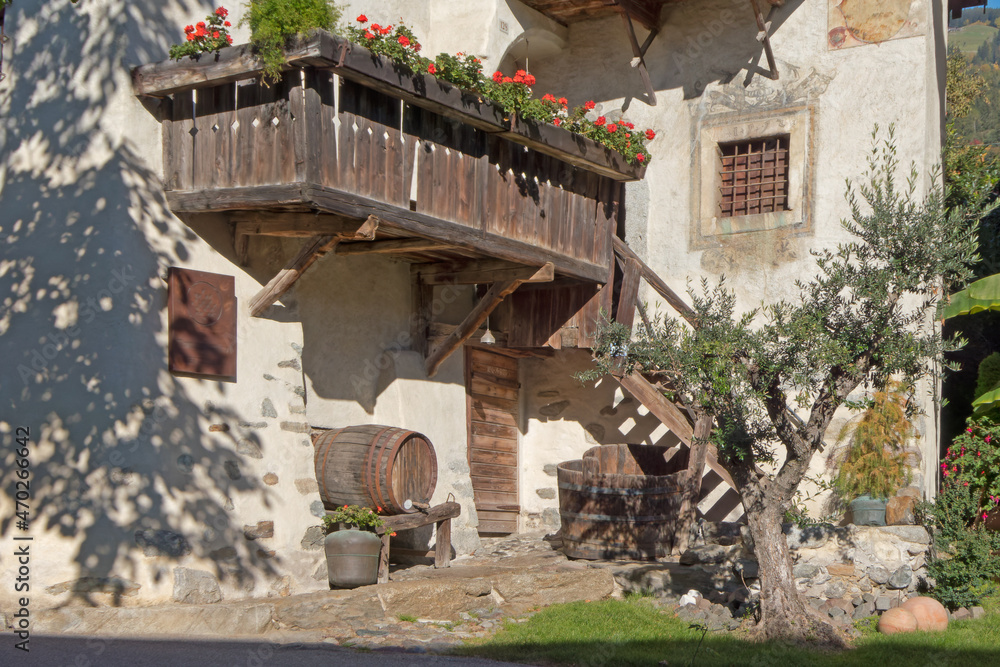 Teilansicht eines unbewohnten, historischen Bauernhofes in Südtirol