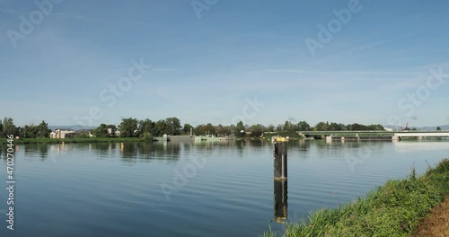 Le cours du Rhin en amont depuis la rive allemande de Vieux Brisach (Breisach am Rhein) avec vue sur le Pont du Rhin entre Allemagne et la ville alsacienne de Neuf-Brisach en France photo