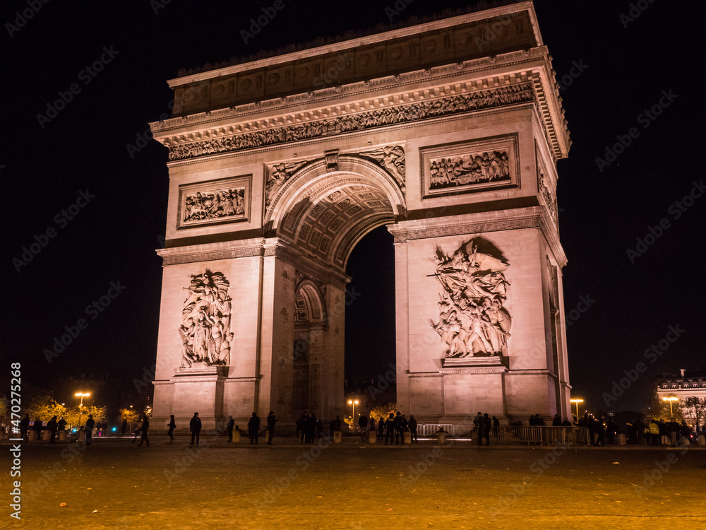 夜の凱旋門。Arc de Triomphe at night.