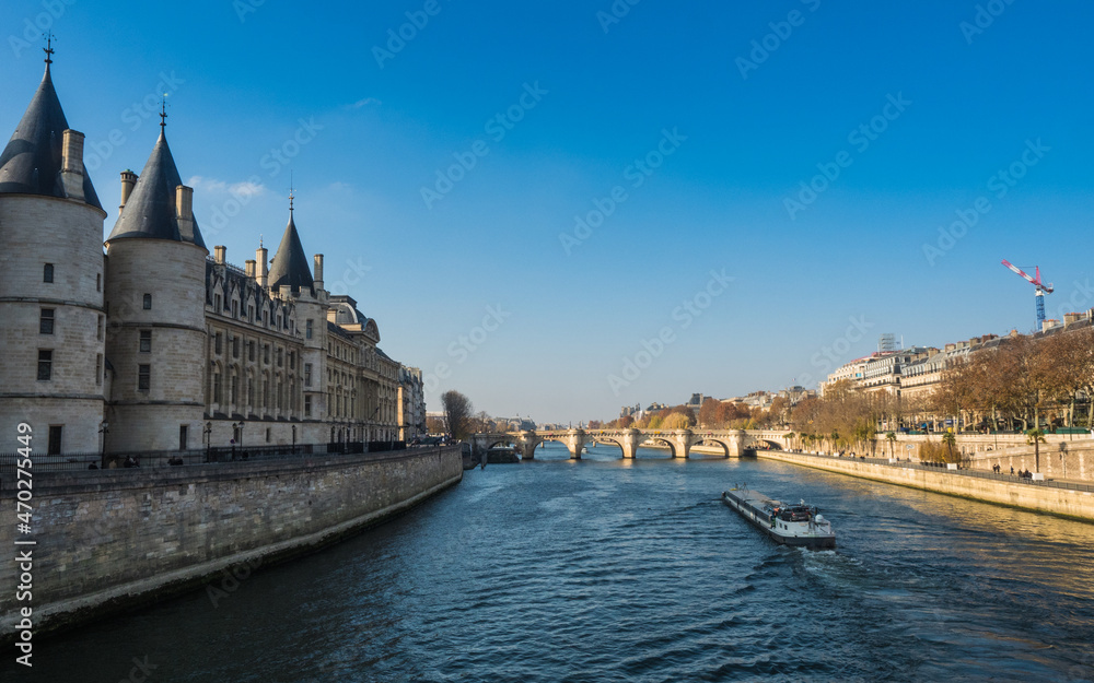 青空のセーヌ川。パリ。River Seine in the blue sky. Paris, France.