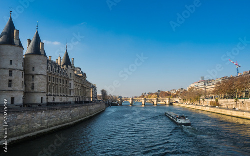 青空のセーヌ川。パリ。River Seine in the blue sky. Paris, France. © 望 辻本
