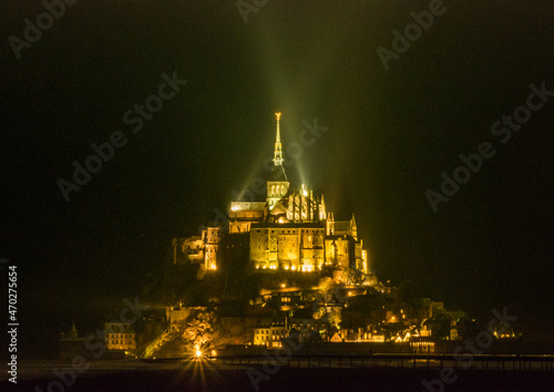 夜に輝くモンサンミッシェル。The divine Mont Saint Michel. It shines at night.