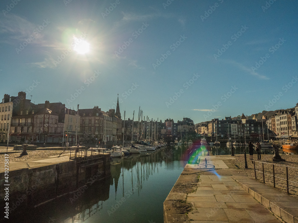 ゆっくり時間が流れるオンフルール。Honfleur, a port city in France. Relaxing time flows there.