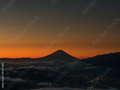 日本の長野の高ボッチ。富士と日の出を待つ時間。Takabotchi in Nagano, Japan. Time to wait for Mt. Fuji and sunrise. © 望 辻本