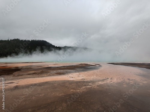 Yellowstone Grand Teton Nationalpark in fall. sky geysir geothermal steam forest canyon