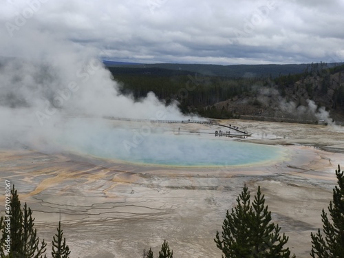 Yellowstone Grand Teton Nationalpark in fall.
sky geysir geothermal steam forest canyon