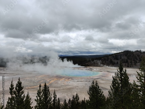 Yellowstone Grand Teton Nationalpark in fall.
sky geysir geothermal steam forest canyon