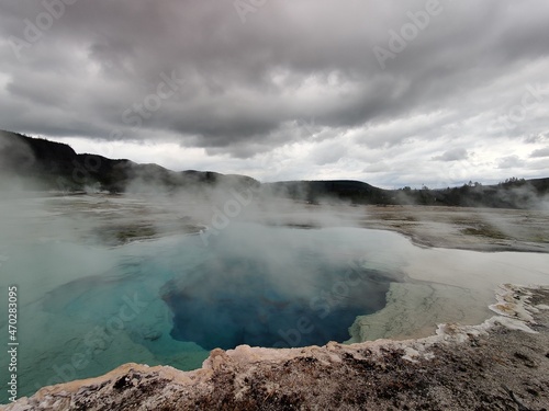 Yellowstone Grand Teton Nationalpark in fall.
sky geysir geothermal steam forest canyon