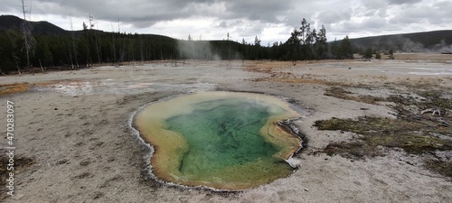 Yellowstone Grand Teton Nationalpark in fall.
sky geysir geothermal steam forest canyon