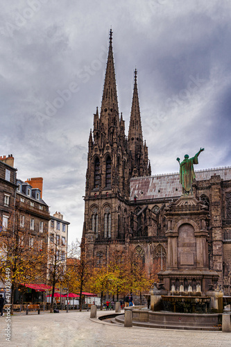 Cathédrale de Clermont-Ferrand de côté avec statue place de la victoire