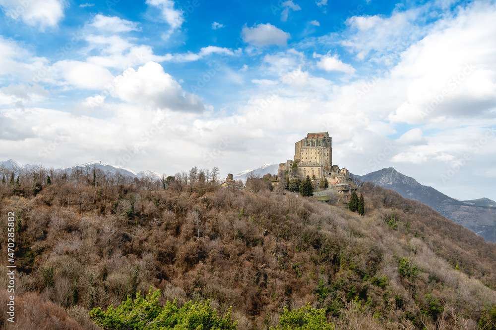 Vista panoramica Sacra di San Michele in inverno, Piemonte, Torino