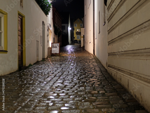 Fototapeta Naklejka Na Ścianę i Meble -  Gloomy back alleys of the small european town of Freising in Germany
