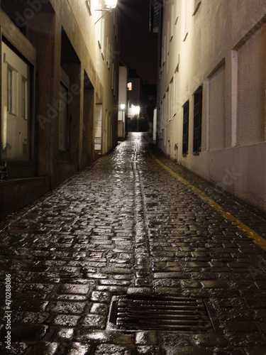 Fototapeta Naklejka Na Ścianę i Meble -  Gloomy back alleys of the small european town of Freising in Germany