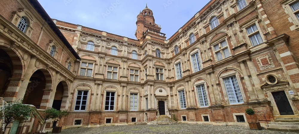 Obraz premium Old city center of Toulouse on a gloomy day, France