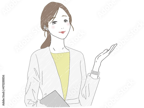 書類を持ちながら案内ポーズをするビジネスウーマン