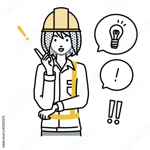 立って素晴らしいアイデアをひらめいた工事現場の女性 フキダシに電球と感嘆符のセット