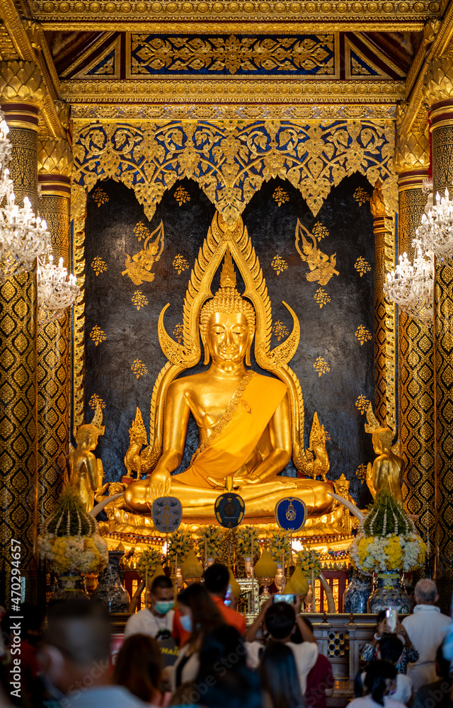 Fototapeta premium Phitsanulok, THAILAND - November 12, 2021: Golden Image Phra Buddha Chinnarat Wat Pra Sri Rattana Mahathat Temple, Phitsanulok province.