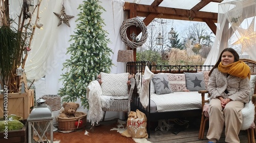 Zimowa dekoracja drewnianego domku w ogroszie
