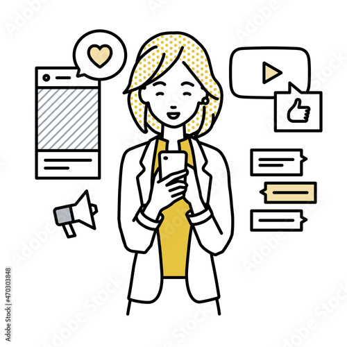 立ってスマートフォンでさまざまなSNSで楽しく交流するジャケットの女性