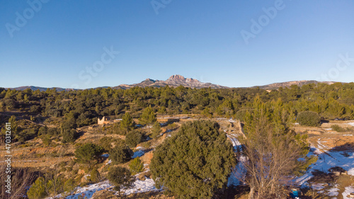 paisaje pico horizonte cielo azul arboles árbol nieve peñagolosa