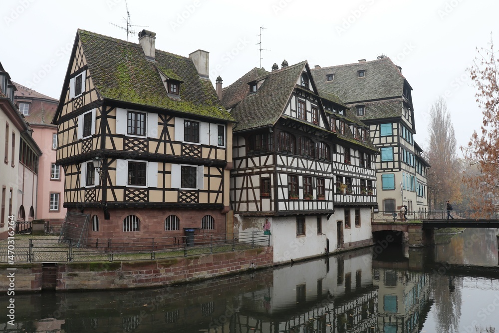 Maison alsacienne typique, vue de l'exterieur, ville de Strasbourg, département du Bas Rhin, Alsace, France Maison alsacienne typique, vue de l'exterieur, ville de Strasbourg, département du Bas Rhin, Alsace, France