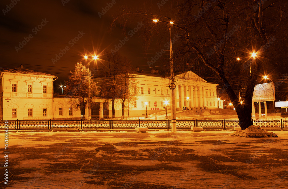 Fototapeta premium Вечерний Нижний Тагил, ноябрь 2021 год. 