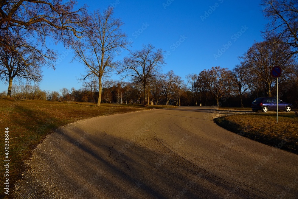 Fototapeta premium Landschaft, Natur, Winter, warm, Klimawandel, Wetter, Deutschland, Wiese, Gras, Baum, Jahreszeit, Straße, Asphalt, Himmel, blau, Auto, schwäbische Alb, parken, Anfahrt, anreisen, sonnig, Wald, alt, EU