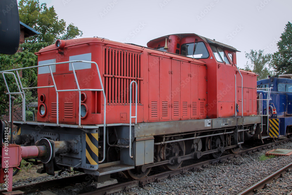 Ansichten von einer alten Diesellok auf einem Abstellgleis
Ansichten von einer alten Diesellok auf einem Abstellgleis