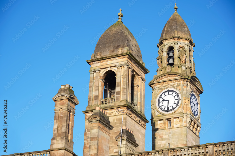 Obraz premium Clock tower on old victorian town hall building in Paisley