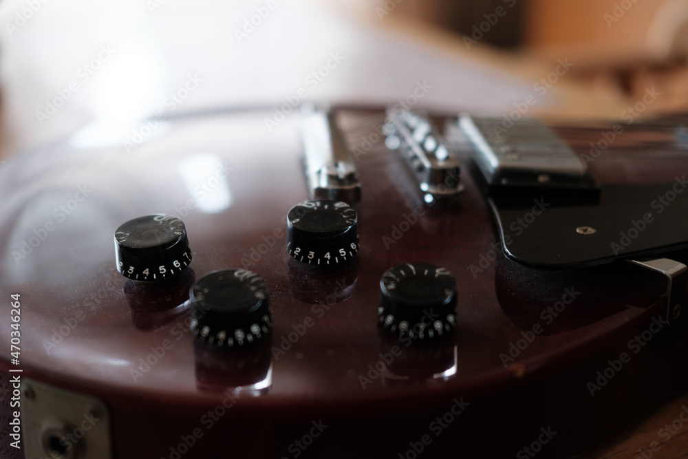 趣味のエレキギター。窓際の光のみで撮影。