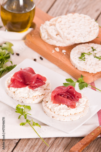 Rice cakes with milk flakes and cold beef.