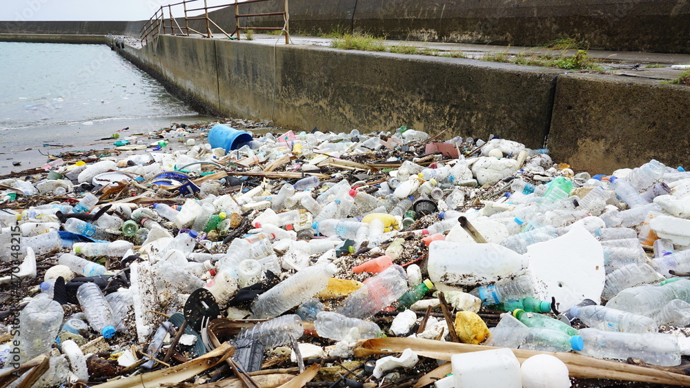 環境破壊 漂着ごみ Stock Photo Adobe Stock