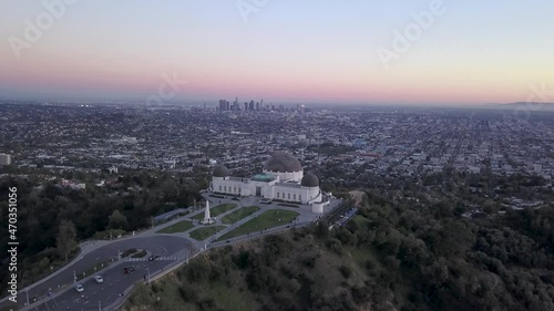 Wallpaper Mural Griffith Observatory and the Los Angeles city skyline seen in the distance from above. Torontodigital.ca